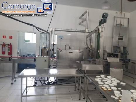 L�nea para llenado de salmuera, inserci�n manual de producto y taponado autom�tico