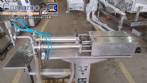 M�quina llenadora con 2 boquillas para l�quidos y enroscador de tap�n pilfer