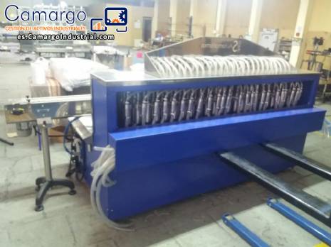 M�quina de llenado grande con 48 boquillas