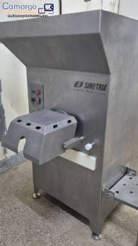 Cortadora/rompedora de bloques de carne Ibrasmak con picadora Simetria y cinta transportadora.