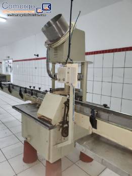 Taponadora con 12 boquillas para botellas de vidrio con tapas met�licas Zegla