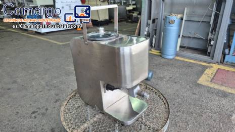 Prensa semiautom�tica de sobremesa para la extracci�n de aceite vegetal, con capacidad de hasta 18 kg por hora.