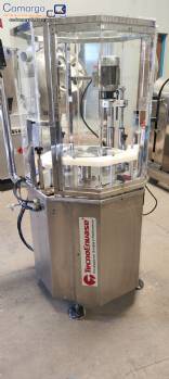 Enroscadora de botellas y tarros con sistema autom�tico de alimentaci�n de tapones