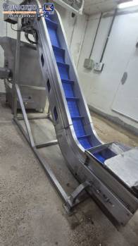 Cinta transportadora inclinada de acero inoxidable Inova Industrial con tacos.