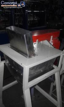 M�quina de cortar fruta en acero inoxidable con sierra circular