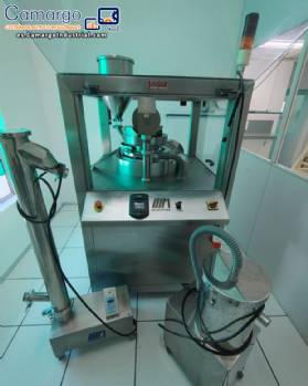 Comprimidora rotativa Neuberger, 20 punzones, 900 comprimidos por minuto.