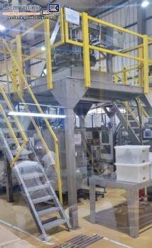 Envasadora vertical multicabezal Masipack 16 Twin con cinta transportadora y plataforma.