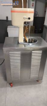 Línea de producción vertical de helados y gelatos Carpigiani, con una capacidad de hasta 16 litros por hora. Línea de producción vertical de helados y gelatos Carpigiani, con una capacidad de hasta 16 litros por hora.